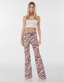 Коричневые широкие брюки с зебровым принтом и ремешком -Коричневый цвет Bershka 105179651