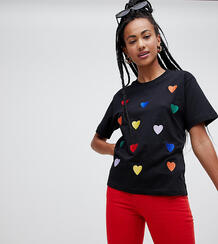 Черная oversize-футболка с разноцветными вышитыми сердцами Monki 1370650