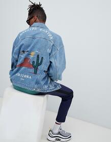 Свободная джинсовая куртка с принтом на спине ASOS DESIGN - Синий 1293728
