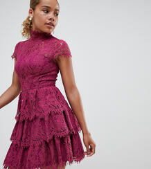Кружевное короткое приталенное платье с высоким воротником и ярусной ю Chi Chi London Petite 1302743