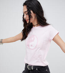 Приталенная футболка с принтом инь-ян Rokoko - Розовый 1301811