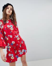 Свободное платье с оборками и цветочным принтом QED London - Красный 1239836