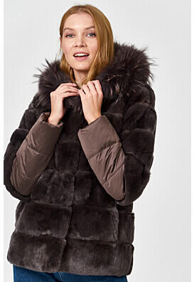 Шуба из меха кролика с отделкой мехом енота Virtuale Fur Collection 355992
