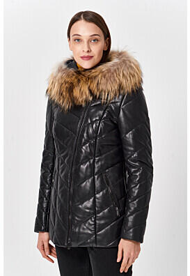Утепленная кожаная куртка с отделкой мехом енота La Reine Blanche 341620