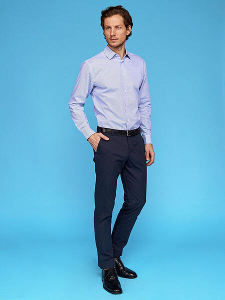 Синие брюки и черная рубашка фото мужские