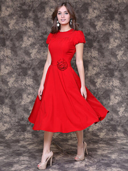 Яркое красное платье