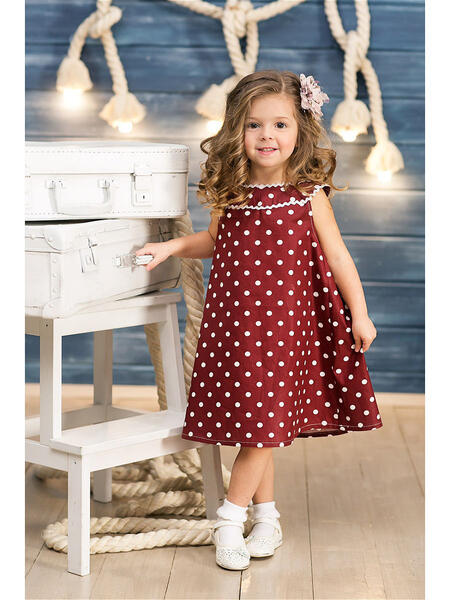 Маленькая девочка в платье в горошек