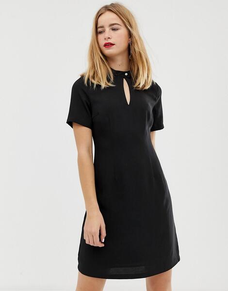 Короткое приталенное платье с высоким воротом на застежке Femme-Черный SELECTED 8013403
