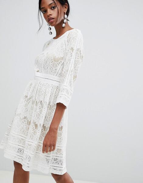 Короткое приталенное платье с кружевом Liquorish - Белый 1249581