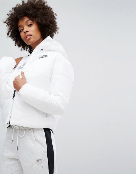 Короткая дутая куртка с названием бренда на поясе Nike - Белый